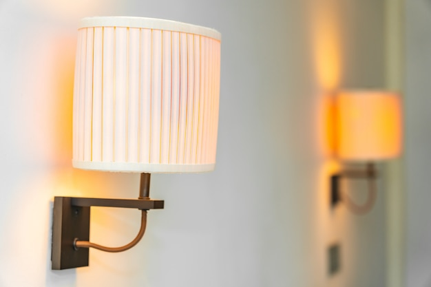 Два настенных светильника со плиссированными плафонами освещают комнату теплым светом.